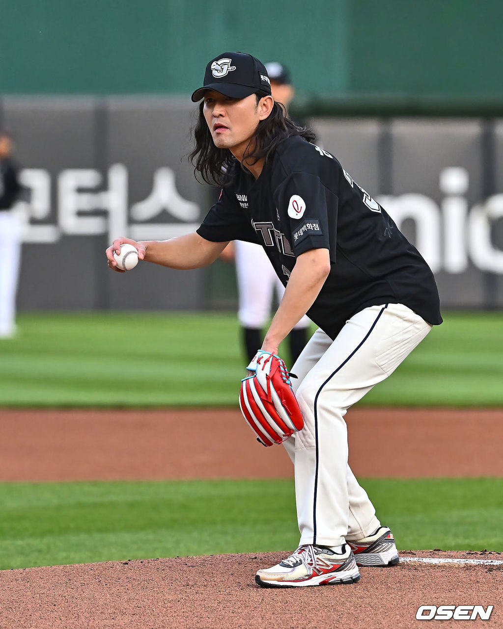 26일 부산 사직야구장에서 2024 신한 SOL 뱅크 KBO 리그 롯데 자이언츠와 KIA 타이거즈의 경기가 열렸다. 홈팀 롯데는 김진욱이 선발 출전하고 KIA는 알드레드가 선발 출전했다.배우 허준석이 롯데 자이언츠 마무리 김원중 투구 폼을 재현하며 시구를 하고 있다. 2024.06.26 / foto0307@osen.co.kr