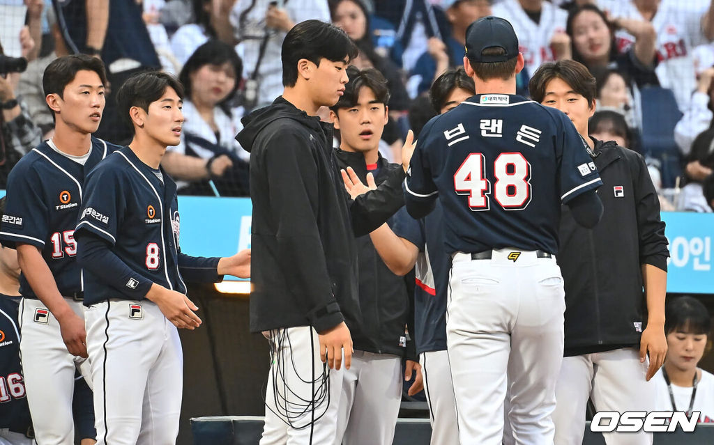 두산 브랜든 와델이 이닝을 마친 뒤 동료들의 격려를 받고 있다. 2024.06.06 / foto0307@osen.co.kr