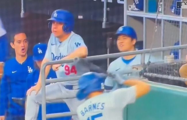 LA 다저스 오타니 쇼헤이가 배트보이 덕분에 화를 면했다. / MLB.com
