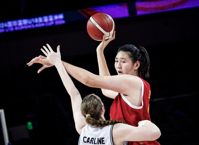 [사진] 220cm의 거인소녀 장쯔위 / FIBA 제공