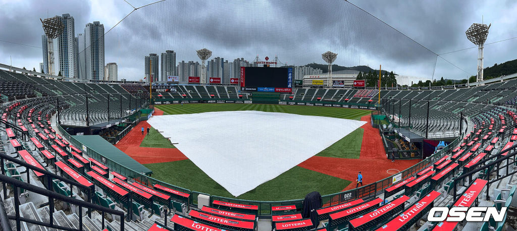 29일 부산 사직야구장에서 2024 신한 SOL 뱅크 KBO 리그 롯데 자이언츠와 한화 이글스의 경기가 열린다. 홈팀 롯데는 박진이 선발 출전하고 한화는 남지민이 선발 출전한다.부산 사직야구장에 많은 장맛비를 대비해 방수포를 덮어 놓고 있다. 2024.06.29 / foto0307@osen.co.kr