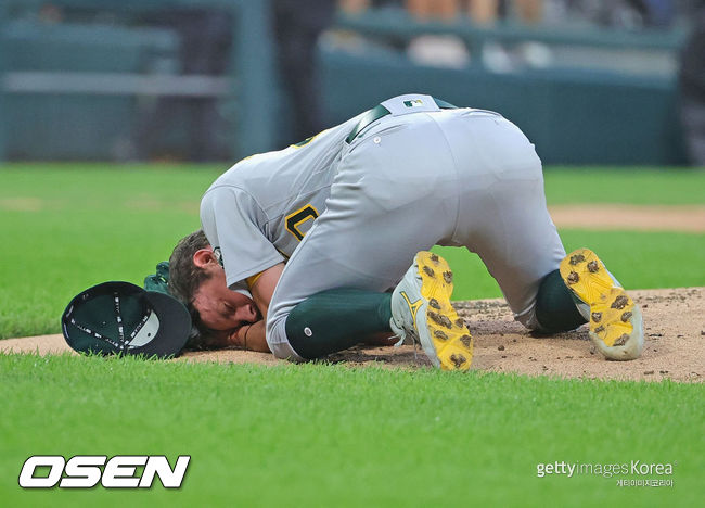 [사진] 2021년 오클랜드 시절 타구에 얼굴을 맞고 쓰러진 크리스 배싯. ⓒGettyimages(무단전재 및 재배포 금지)