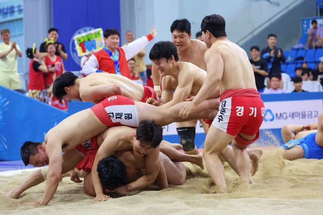 경기대가 ‘제10회 춘천소양강배전국장사씨름대회’ 대학부 단체전에서 올 시즌 첫 우승을 차지했다. / 대한씨름협회