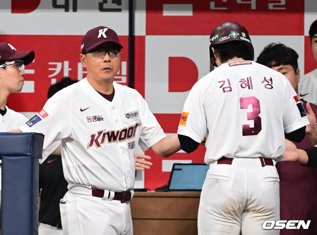 2일 오후 서울 고척스카이돔에서 ‘2024 신한 SOL BANK KBO리그’ 키움 히어로즈와 LG 트윈스의 경기가 진행됐다.이날 키움은 후라도를, LG는 켈리를 선발투수로 내세웠다.8회말 무사 2루 키움 송성문의 동점 1타점 적시타 때 2루 주자 김혜성이 득점을 올린 뒤 더그아웃에서 홍원기 감독과 기쁨을 나누고 있다. 2024.07.02 / ksl0919@osen.co.kr