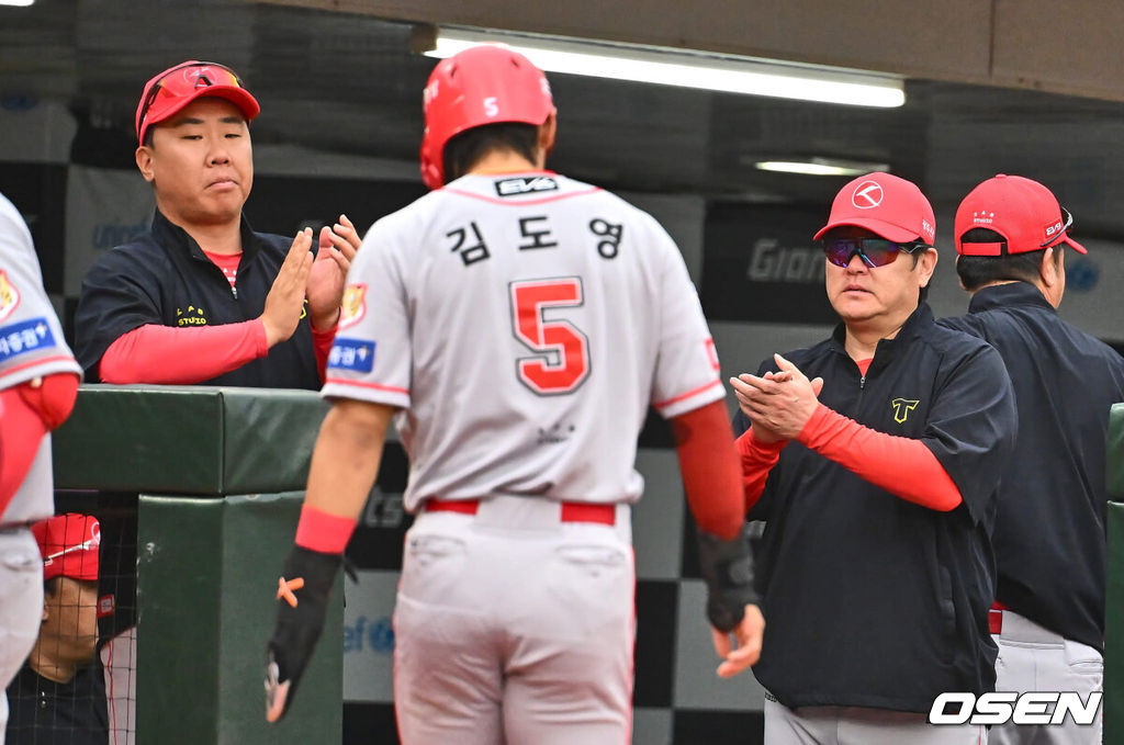 25일 부산 사직야구장에서 2024 신한 SOL 뱅크 KBO 리그 롯데 자이언츠와 KIA 타이거즈의 경기가 열렸다. 홈팀 롯데는 나균안이 선발 출전하고 KIA는 네일이 선발 출전했다.KIA 타이거즈 김도영이 1회초 무사 2루 최형우의 1타점 우중간 안타 때 득점을 올리고 이범호 감독과 진갑용 코치의 축하를 받고 있다. 2024.06.25 / foto0307@osen.co.kr