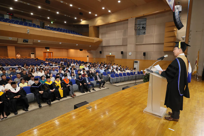 우석대(총장 박노준)는 2일 더베이글 그룹의 김형대 대표이사에게 명예 경영학 박사학위를 수여했다. / 우석대