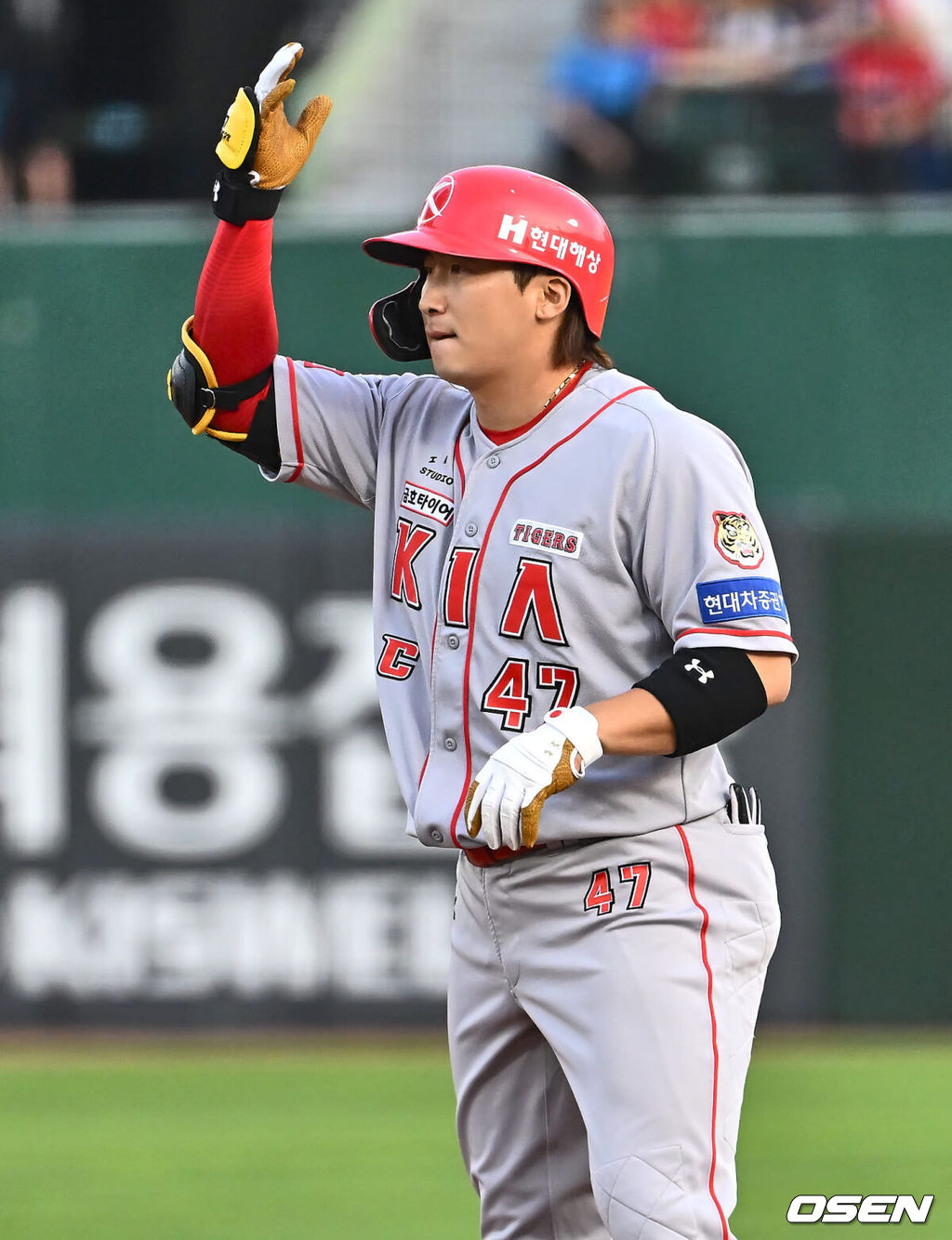 26일 부산 사직야구장에서 2024 신한 SOL 뱅크 KBO 리그 롯데 자이언츠와 KIA 타이거즈의 경기가 열렸다. 홈팀 롯데는 김진욱이 선발 출전하고 KIA는 알드레드가 선발 출전했다.KIA 타이거즈 나성범이 1회초 2사 1,3루 우익수 앞 1타점 안타를 치고 세리머니를 하고 있다. 2024.06.26 / foto0307@osen.co.kr