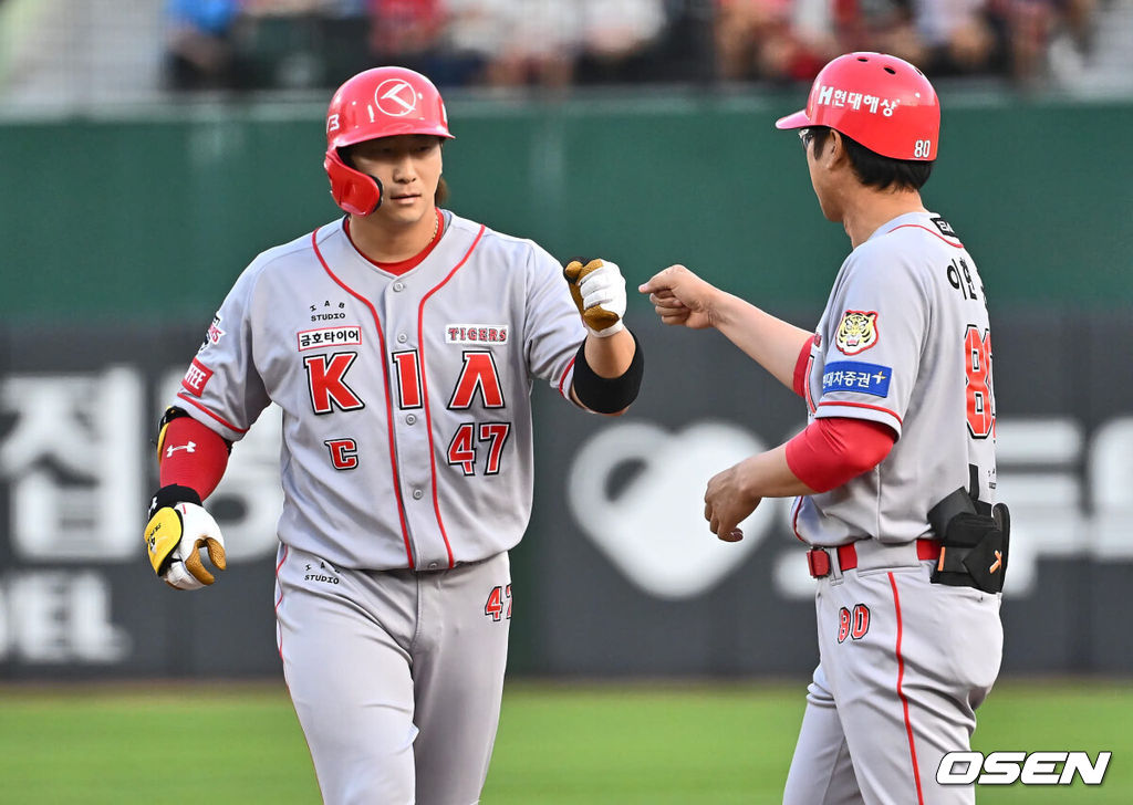 26일 부산 사직야구장에서 2024 신한 SOL 뱅크 KBO 리그 롯데 자이언츠와 KIA 타이거즈의 경기가 열렸다. 홈팀 롯데는 김진욱이 선발 출전하고 KIA는 알드레드가 선발 출전했다.KIA 타이거즈 나성범이 1회초 2사 1,3루 우익수 앞 1타점 안타를 치고 하이파이브를 하고 있다. 2024.06.26 / foto0307@osen.co.kr