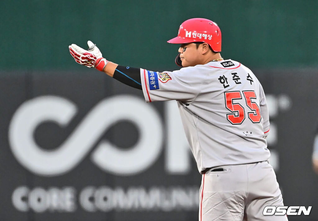 25일 부산 사직야구장에서 2024 신한 SOL 뱅크 KBO 리그 롯데 자이언츠와 KIA 타이거즈의 경기가 열렸다. 홈팀 롯데는 나균안이 선발 출전하고 KIA는 네일이 선발 출전했다.KIA 타이거즈 한준수가 2회초 2사 2,3루 2타점 우익수 뒤 2루타를 치고 세리머니를 하고 있다. 2024.06.25 / foto0307@osen.co.kr