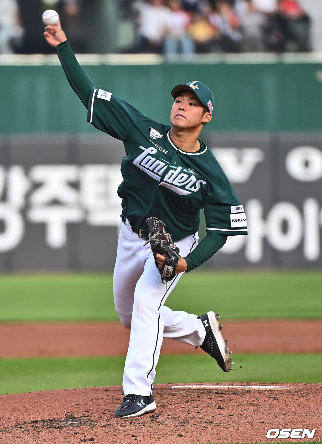 7일 부산 사직야구장에서 2024 신한 SOL 뱅크 KBO 리그 롯데 자이언츠와 SSG 랜더스의 경기가 열렸다. 홈팀 롯데는 이민석이 데뷔 첫 선발승에 도전하고 원정팀 SSG는 지난 1일 키움과의 데뷔전에서 첫 승리를 챙긴 시라카와가 선발로 출전한다.SSG 랜더스 선발 투수 시라카와가 역투하고 있다. 2024.06.07 / foto0307@osen.co.kr