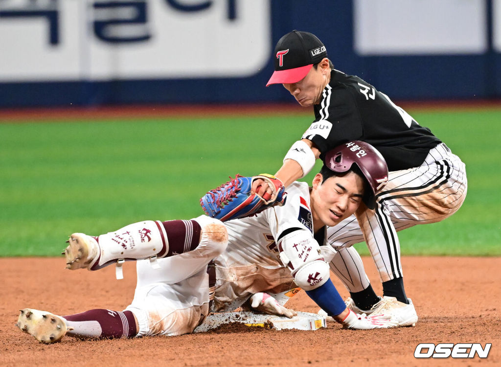 3일 오후 서울 고척스카이돔에서 ‘2024 신한 SOL BANK KBO리그’ 키움 히어로즈와 LG 트윈스의 경기가 진행됐다.이날 키움은 헤이수스를, LG는 엔스를 선발투수로 내세웠다.3회말 키움 이주형이 2루타를 날린 뒤 세이프되고 있다. 2024.07.03 / ksl0919@osen.co.kr