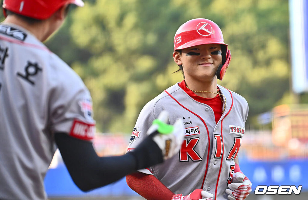 3일 대구삼성라이온즈파크에서 2024 신한 SOL 뱅크 KBO 리그 삼성 라이온즈와 KIA 타이거즈의 경기가 열렸다. 홈팀 삼성은 이승현이 선발 출전하고 방문팀 KIA는 알드레드가 선발로 출전했다. KIA 타이거즈 김도영이 1회초 중월 솔로 홈런을 치고 미소짓고 있다. 2024.07.03 / foto0307@osen.co.kr