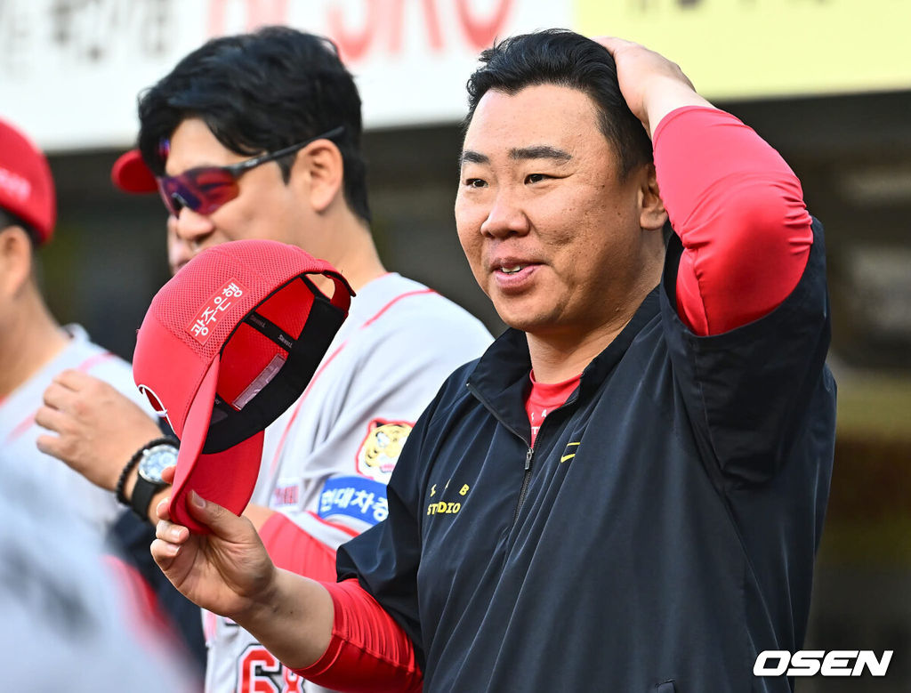 3일 대구삼성라이온즈파크에서 2024 신한 SOL 뱅크 KBO 리그 삼성 라이온즈와 KIA 타이거즈의 경기가 열렸다. 홈팀 삼성은 이승현이 선발 출전하고 방문팀 KIA는 알드레드가 선발로 출전했다. KIA 타이거즈 이범호 감독이 삼성 라이온즈와의 경기에 앞서 인사를 하며 미소짓고 있다. 2024.07.03 / foto0307@osen.co.kr