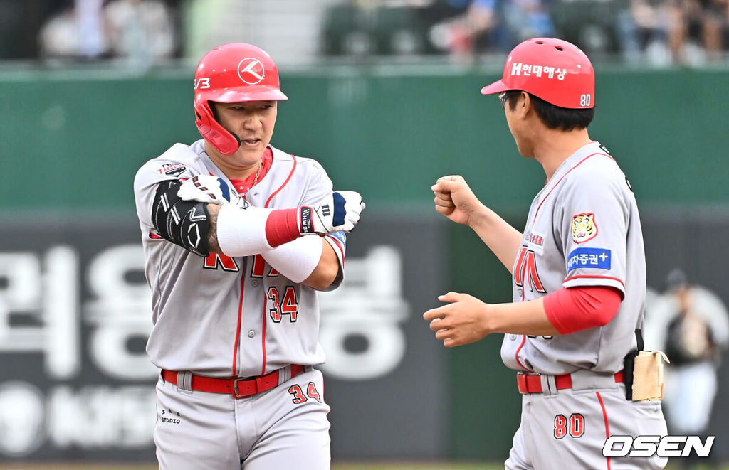 25일 부산 사직야구장에서 2024 신한 SOL 뱅크 KBO 리그 롯데 자이언츠와 KIA 타이거즈의 경기가 열렸다. 홈팀 롯데는 나균안이 선발 출전하고 KIA는 네일이 선발 출전했다.KIA 타이거즈 최형우가 1회초 무사 2루 1타점 우중간 안타를 치고 하이파이브를 하고 있다. 2024.06.25 / foto0307@osen.co.kr