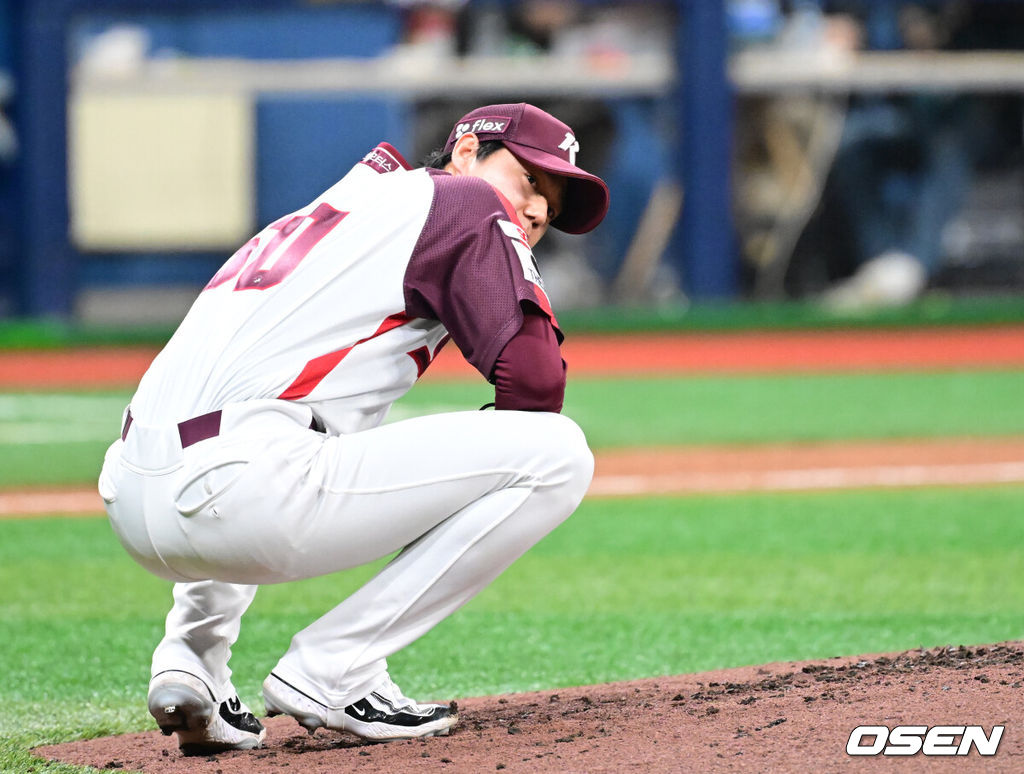 4일 오후 서울 고척스카이돔에서 ‘2024 신한 SOL BANK KBO리그’ 키움 히어로즈와 LG 트윈스의 경기가 진행됐다.이날 키움은 하영민을, LG는 임찬규를 선발투수로 내세웠다.4회초 1사 1, 3루 LG 구본혁의 유격수 땅볼 때 키움 투수 하영민이 1루를 바라보고 있다. 2024.07.04 / ksl0919@osen.co.kr