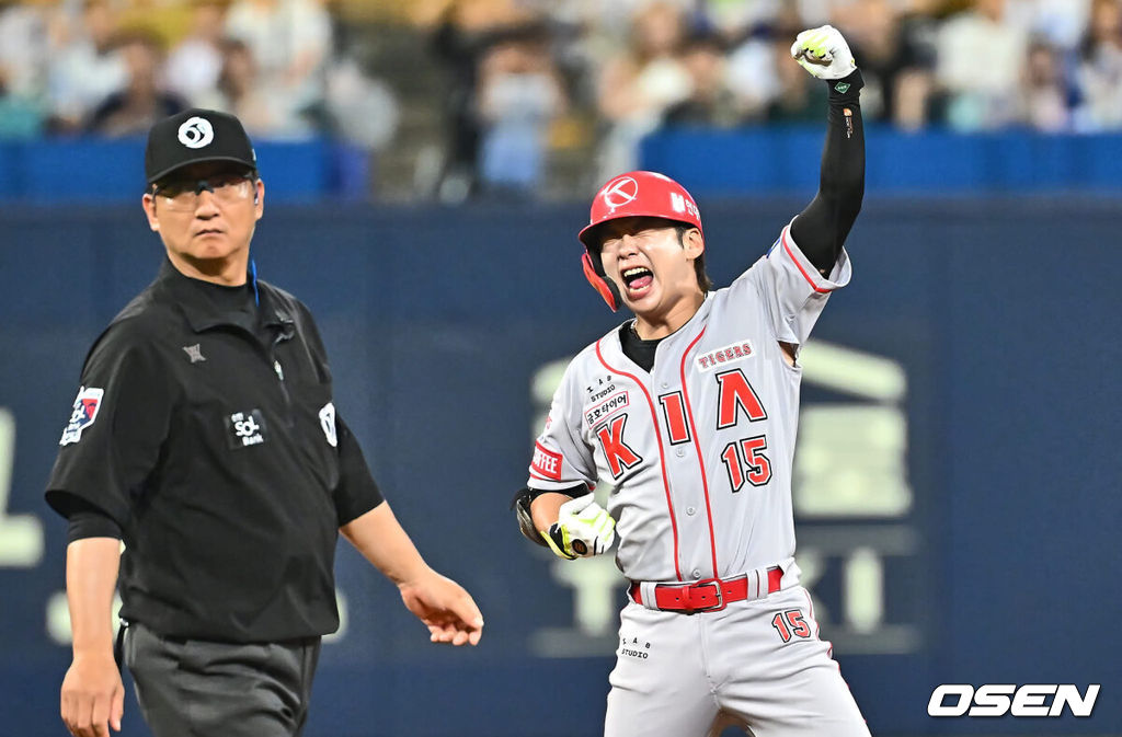 4일 대구삼성라이온즈파크에서 2024 신한 SOL 뱅크 KBO 리그 삼성 라이온즈와 KIA 타이거즈의 경기가 열렸다. 홈팀 삼성은 백정현이 선발 출전하고 방문팀 KIA는 양현종이 선발로 출전했다. KIA 타이거즈 박정우가 9회초 2사 1,2루 우익수 뒤 역전 2타점 2루타를 치고 포효하고 있다. 2024.07.04 / foto0307@osen.co.kr