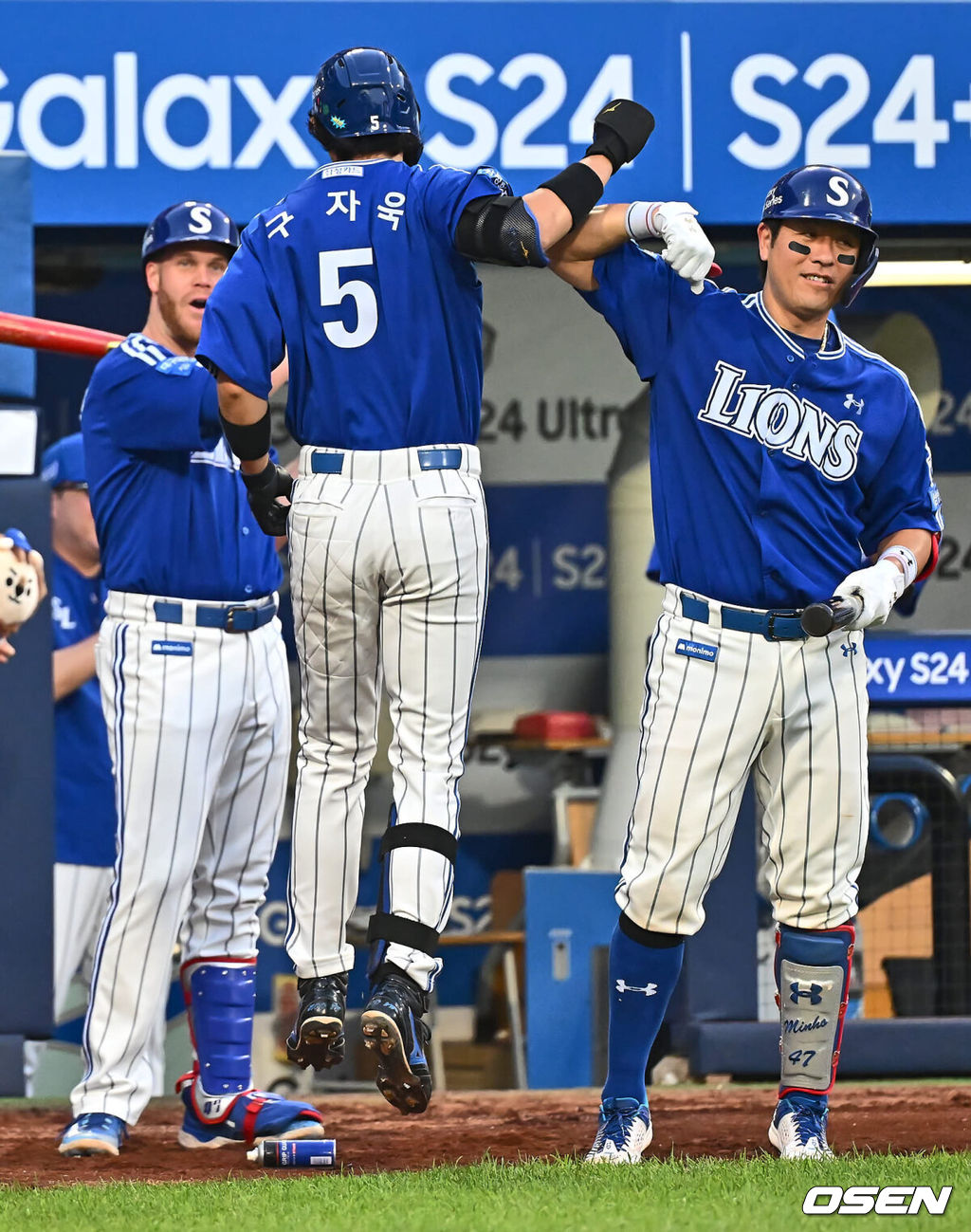 4일 대구삼성라이온즈파크에서 2024 신한 SOL 뱅크 KBO 리그 삼성 라이온즈와 KIA 타이거즈의 경기가 열렸다. 홈팀 삼성은 백정현이 선발 출전하고 방문팀 KIA는 양현종이 선발로 출전했다. 삼성 라이온즈 구자욱이 3회말 1사 우월 솔로 홈런을 치고 하이파이브를 하고 있다. 2024.07.04 / foto0307@osen.co.kr