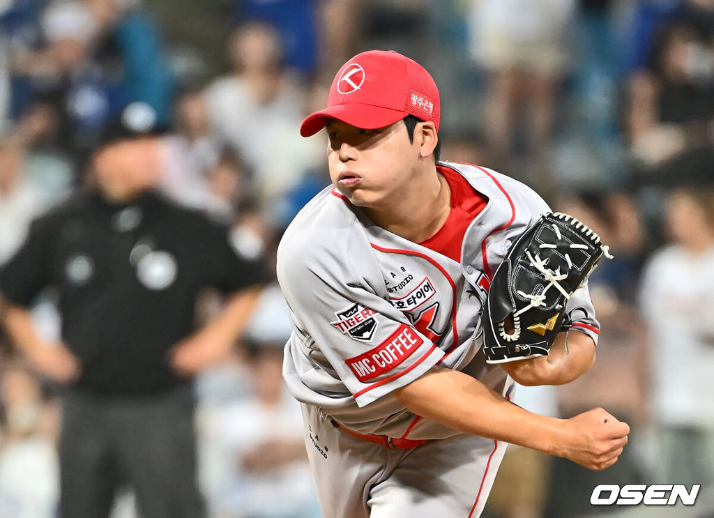 4일 대구삼성라이온즈파크에서 2024 신한 SOL 뱅크 KBO 리그 삼성 라이온즈와 KIA 타이거즈의 경기가 열렸다. 홈팀 삼성은 백정현이 선발 출전하고 방문팀 KIA는 양현종이 선발로 출전했다. KIA 타이거즈 황동하가 역투하고 있다. 2024.07.04 / foto0307@osen.co.kr