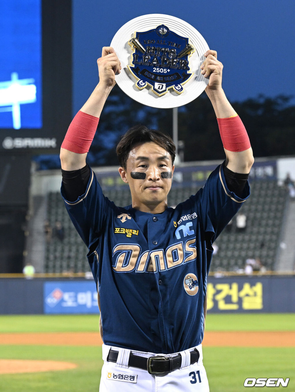 20일 오후 서울 잠실야구장에서 ‘2024 신한 SOL Bank KBO리그’ 두산 베어스와 NC 다이노스의 경기가 열렸다.두산은 알칸타라, NC는 신믹혁을 선발로 내세웠다.6회초 2사에서 좌전 안타를 친 손아섭이 2505안타를 기록하며 개인 통산 안타 단독 1위에 올랐다. 손아섭이 기록 시상식에서 기념패를 들고 포즈를 취하고 있다. 2024.06.20 /sunday@osen.co.kr