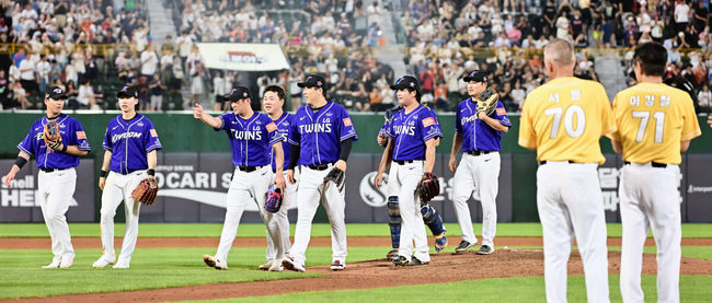 15일 부산 사직구장에서 2023 신한은행 SOL KBO 올스타전 드림과 나눔의 경기가 열렸다. 나눔 올스타 선수들이 드림 올스타에 8-4로 승리한 후 기쁨을 나누고 있다. 2023.07.15 / foto0307@osen.co.kr