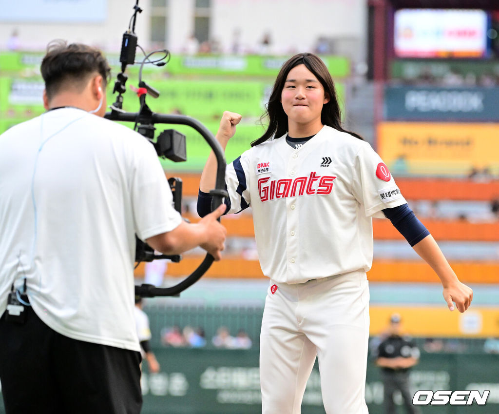 5일 오후 인천 미추홀구 SSG 랜더스필드에서 2024 신한 SOL BANK KBO리그 퓨처스올스타전 경기가 열렸다. 북부리그(한화 이글스·두산 베어스·LG 트윈스·SSG 랜더스·고양 히어로즈)는 이대진 한화 퓨처스 감독, 남부리그(상무·롯데 자이언츠·KIA 타이거즈·KT 위즈·NC 다이노스·삼성 라이온즈)는 박치왕 상무 감독이 이끈다.남부리그 롯데 박준우가 카리나로 분해 원샷을 받고 있다. 2024.07.05 / jpnews@osen.co.kr