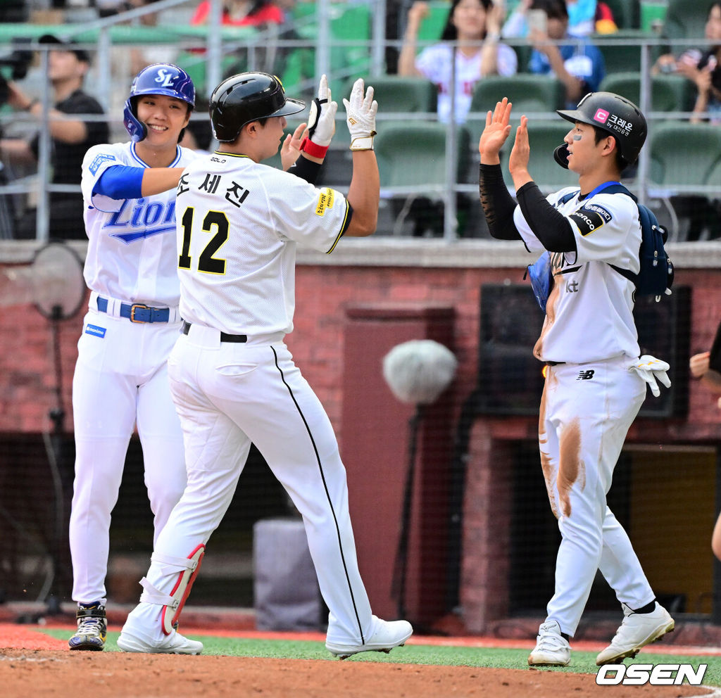 5일 오후 인천 미추홀구 SSG 랜더스필드에서 2024 신한 SOL BANK KBO리그 퓨처스올스타전 경기가 열렸다. 북부리그(한화 이글스·두산 베어스·LG 트윈스·SSG 랜더스·고양 히어로즈)는 이대진 한화 퓨처스 감독, 남부리그(상무·롯데 자이언츠·KIA 타이거즈·KT 위즈·NC 다이노스·삼성 라이온즈)는 박치왕 상무 감독이 이끈다.3회말 남부리그 상무 조세진이 투런포를 날리고 정준영과 기뻐하고 있다. 2024.07.05 / jpnews@osen.co.kr