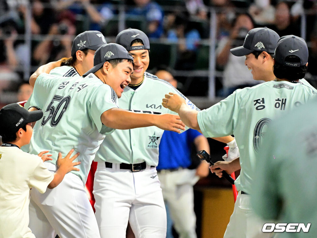 프로야구 남부 올스타가 퓨처스 올스타전에서 승리했다. 남부 올스타는 5일 인천 SSG랜더스필드에서 열린 ‘2024 신한은행 SOL Bank KBO리그’ 퓨처스 올스타전에서 북부 올스타를 9-5로 꺾으며 지난해 패배(7-9)를 설욕했다.이어서 펼쳐진 홈런더비에서 KIA 김도영이 담장을 넘기며 동료선수들과 기뻐하고 있다. 2024.07.05 / jpnews@osen.co.kr