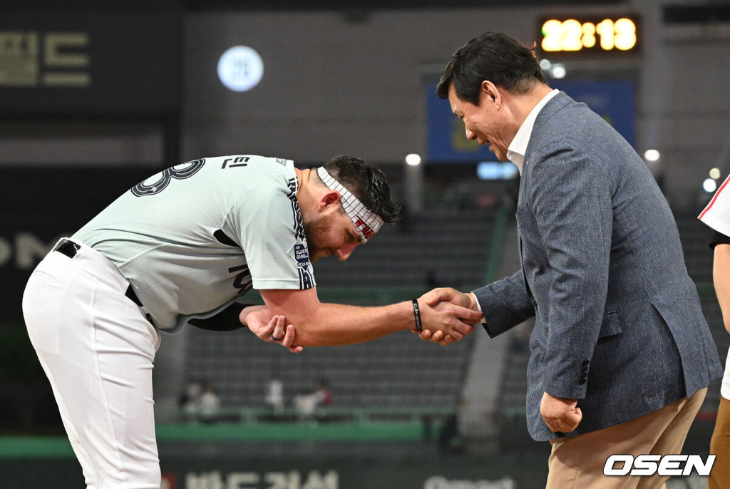 프로야구 남부 올스타가 퓨처스 올스타전에서 승리했다. 남부 올스타는 5일 인천 SSG랜더스필드에서 열린 ‘2024 신한은행 SOL Bank KBO리그’ 퓨처스 올스타전에서 북부 올스타를 9-5로 꺾으며 지난해 패배(7-9)를 설욕했다.홈런 더비 우승을 차지한 LG 오스틴이 KBO 허구연 총재와 악수를 하고 있다. 2024.07.05 / 