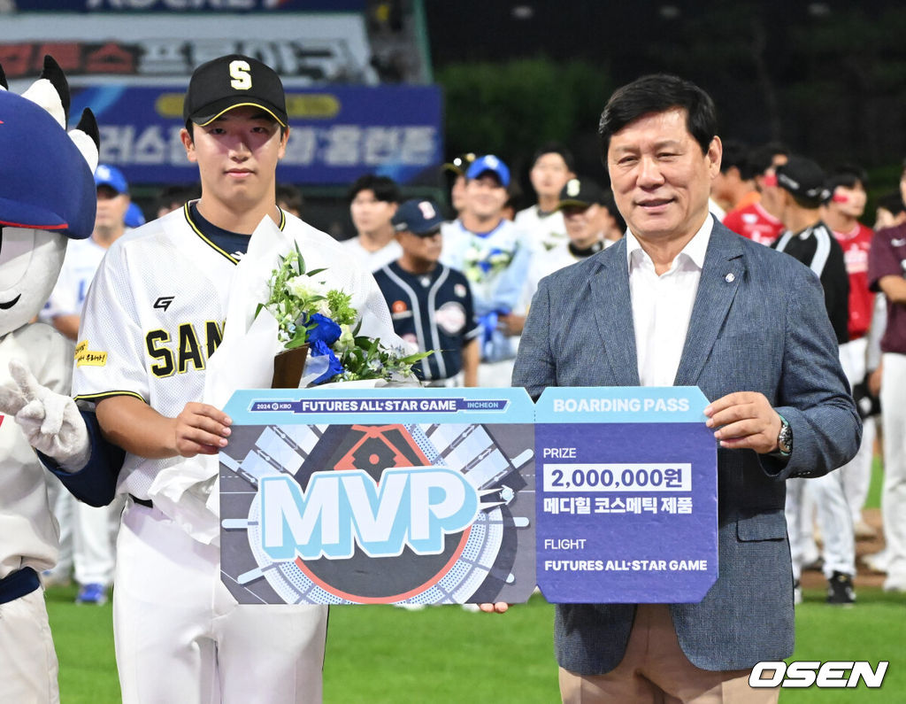 프로야구 남부 올스타가 퓨처스 올스타전에서 승리했다. 남부 올스타는 5일 인천 SSG랜더스필드에서 열린 ‘2024 신한은행 SOL Bank KBO리그’ 퓨처스 올스타전에서 북부 올스타를 9-5로 꺾으며 지난해 패배(7-9)를 설욕했다.경기 종료 후 남부 조세진이 MVP를 수상, 허구연 총재와 기념촬을 하고 있다. 2024.07.05 / ksl0919@osen.co.kr