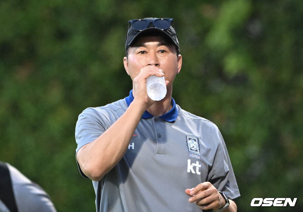 김도훈 임시 감독이 이끄는 한국 축구대표팀은 3일(이하 한국시간) 오후 8시부터 싱가포르 비샨에 위치한 비샨 스타디움에서 2026 국제축구연맹(FIFA) 북중미 월드컵 아시아 2차 예선 C조 5차전 싱가포르와 맞대결을 앞두고 첫 현지 훈련에 나섰다.한국과 싱가포르의 경기는 오는 6일 오후 9시 싱가포르 더 내셔널 스타디움에서 킥오프 한다.한국 축구대표팀 김도훈 임시감독이 물을 마시고있다. 2024.06.03 / cej@osen.co.kr