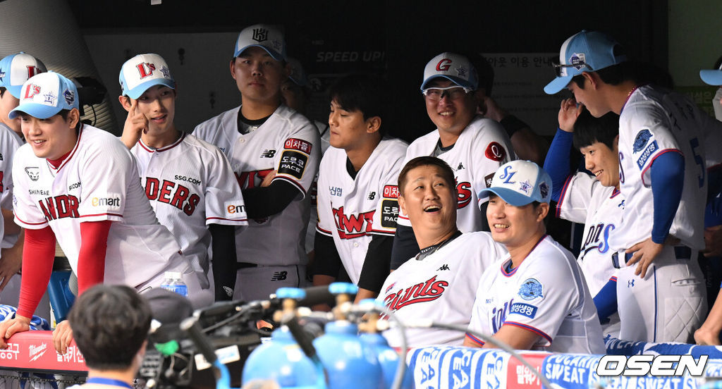 2022 KBO 올스타전 경기에 앞서 드림 올스타 오승환이 동료들과 이야기를 나누고 있다. / OSEN DB