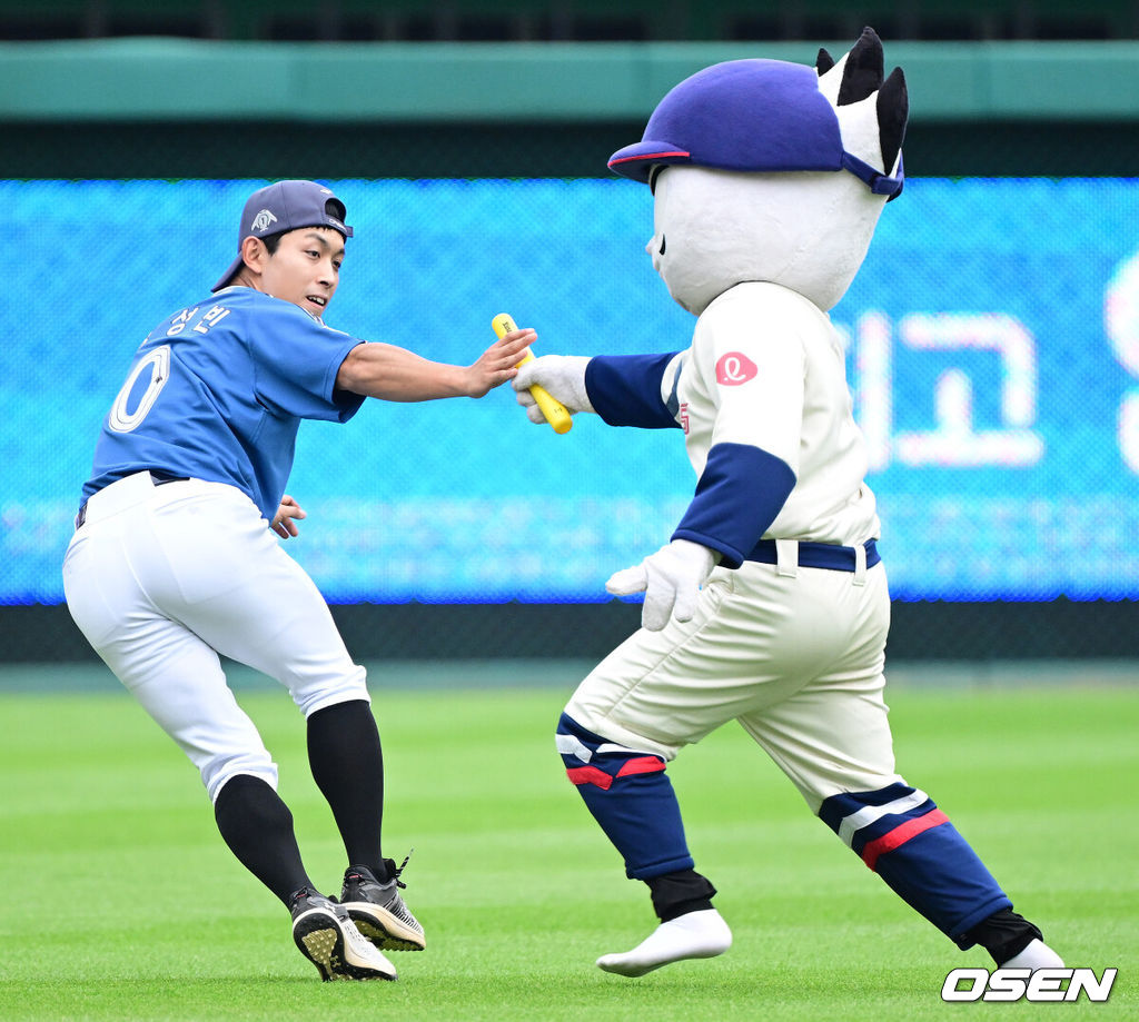 6일 오후 인천 SSG랜더스필드에서 ‘2024 신한 SOL BANK KBO리그’ 올스타전이 열렸다.인천에서 프로야구 올스타전이 열리는 것은 2008년 이후 16년 만이다. 올스타 롯데 황성빈이 팬들과 함께하는 썸머 레이스를 펼치고 있다. 2024.07.06 / dreamer@osen.co.kr