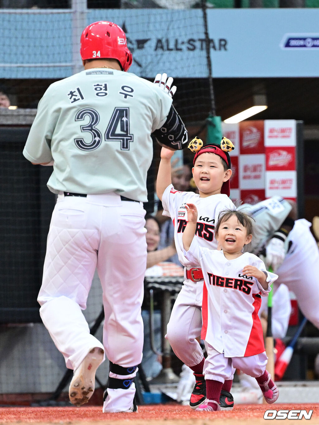 6일 오후 인천 SSG랜더스필드에서 ‘2024 신한 SOL BANK KBO리그’ 올스타전이 열렸다.인천에서 프로야구 올스타전이 열리는 것은 2008년 이후 16년 만이다. 2회초 무사 선두타자로 나선 나눔 올스타 KIA 최형우가 선제 솔로포를 날리고 홈을 밟은 뒤 자녀들과 인사를 나누고 있다. 2024.07.06 / dreamer@osen.co.kr