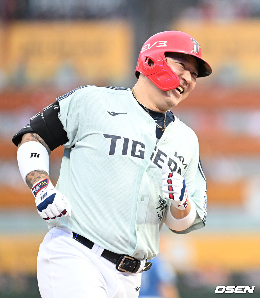 6일 오후 인천 SSG랜더스필드에서 ‘2024 신한 SOL BANK KBO리그’ 올스타전이 열린다.인천에서 프로야구 올스타전이 열리는 것은 2008년 이후 16년 만이다. 2회초 무사에서 나눔 올스타 최형우가 솔로 홈런을 치고 그라운드를 돌고 있다.  2024.07.06 /sunday@osen.co.kr