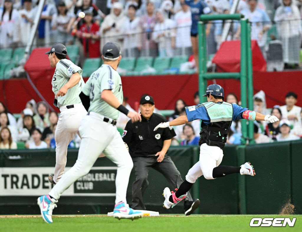 6일 오후 인천 SSG랜더스필드에서 ‘2024 신한 SOL BANK KBO리그’ 올스타전이 열린다.인천에서 프로야구 올스타전이 열리는 것은 2008년 이후 16년 만이다. 3회말 드림 올스타 황성빈이 내야안타를 치고 그라운드를 달리고 있다.  2024.07.06 /sunday@osen.co.kr