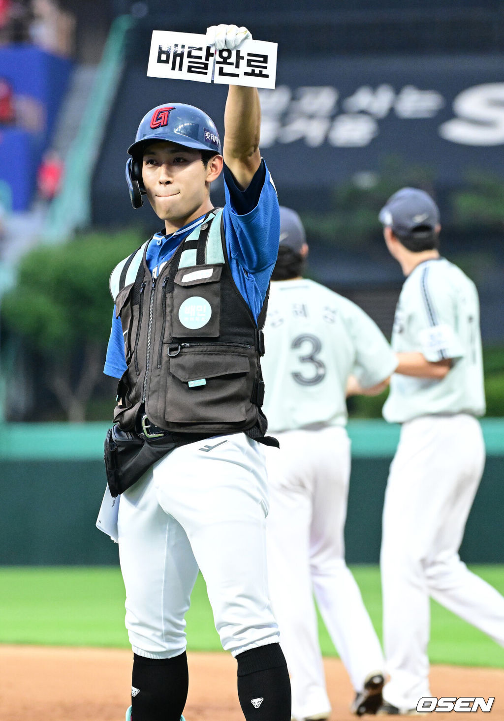 6일 오후 인천 SSG랜더스필드에서 ‘2024 신한 SOL BANK KBO리그’ 올스타전이 열렸다.인천에서 프로야구 올스타전이 열리는 것은 2008년 이후 16년 만이다. 3회말 1사 올스타 롯데 황성빈이 안타를 날리고 1루에 안착해 기뻐하고 있다. 2024.07.06 / dreamer@osen.co.kr