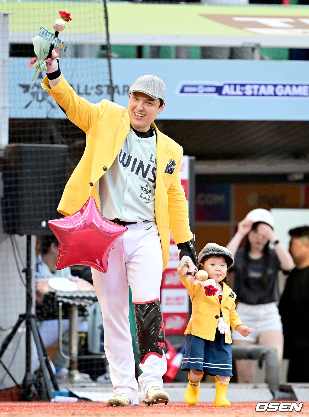 6일 오후 인천 SSG랜더스필드에서 ‘2024 신한 SOL BANK KBO리그’ 올스타전이 열렸다. LG 올스타 박동원이 닮은꼴로 알려진 배우 김광규의 패션을 따라하며 딸과 함께 타석으로 향하고 있다. 2024.07.06 / dreamer@osen.co.kr