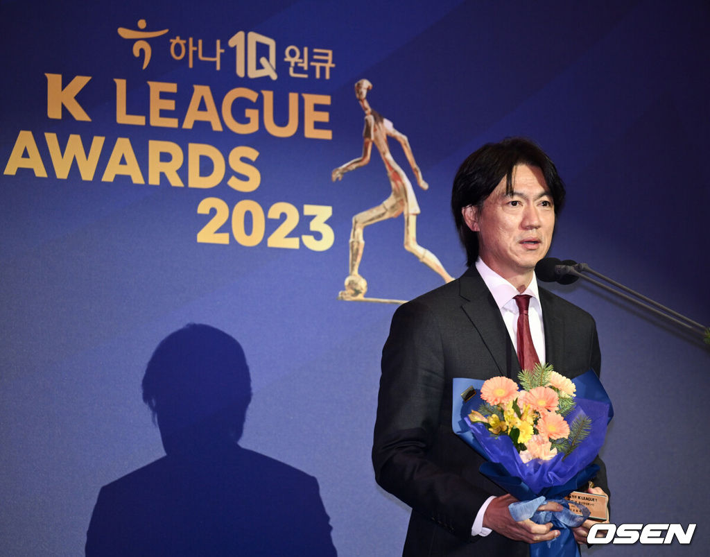 2023 하나원큐 K리그 대상 시상식이 4일 오후 서울 송파구 롯데호텔 월드에서 열렸다. K리그1 감독상을 수상한 울산 홍명보 감독이 소감을 전하고 있다. 2023.12.04 /cej@osen.co.kr