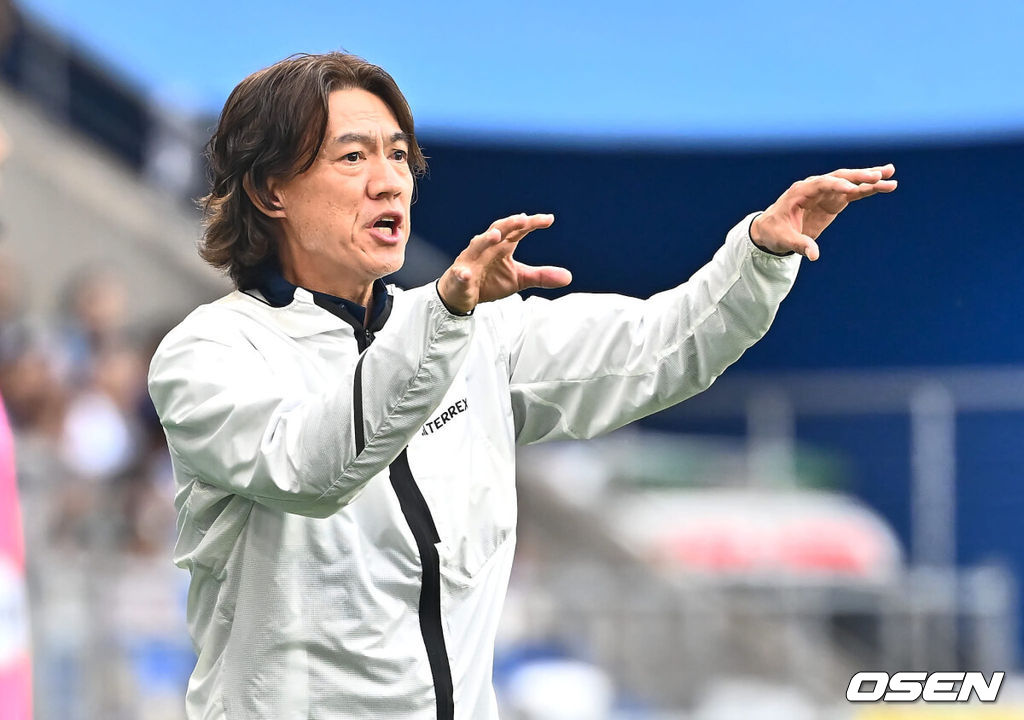 25일 울산 문수축구경기장에서 하나은행 K리그1 2024 울산 HD와 대전 하나시티즌의 경기가 열렸다. 챔피언스리그(ACL) 4강 탈락 이후 울산은 체력적으로 문제를 겪었고 직전 3경기에서 1무 2패를 거뒀다. 대전은 이민성 감독이 성적 부진 책임을 지고 물러났고 전광석 코치가 감독 대행으로 나선다.울산 HD 홍명보 감독이 선수들을 독려하고 있다. 2024.05.25 / foto0307@osen.co.kr