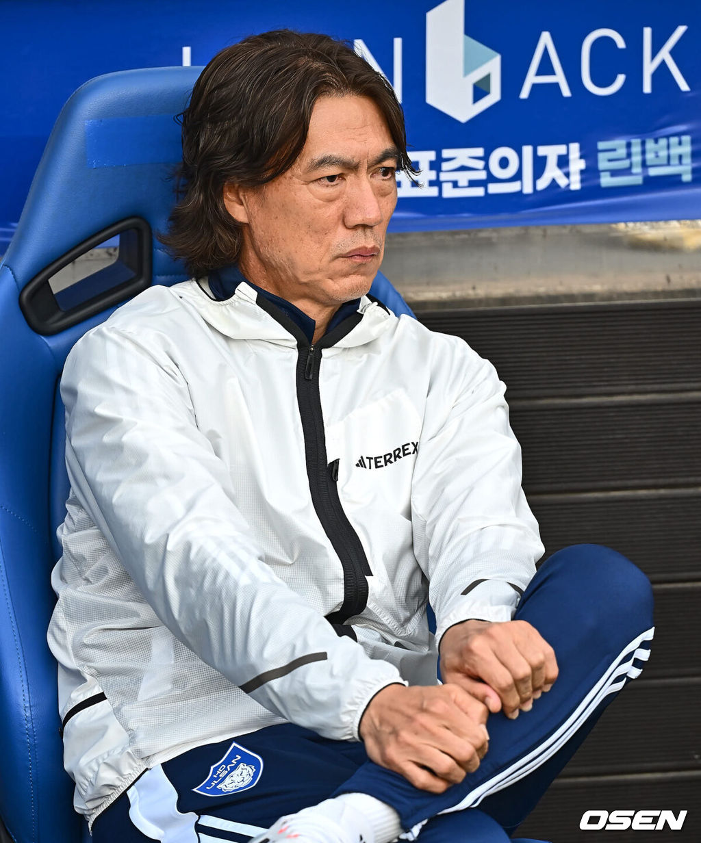 25일 울산 문수축구경기장에서 하나은행 K리그1 2024 울산 HD와 대전하나시티즌의 경기가 열렸다. 챔피언스리그(ACL) 4강 탈락 이후 울산은 체력적으로 문제를 겪었고 직전 3경기에서 1무 2패를 거뒀다. 대전은 이민성 감독이 성적 부진 책임을 지고 물러났고 전광석 코치가 감독 대행으로 나선다.울산 HD 홍명보 감독이 경기전 생각에 잠겨 있다. 2024.05.25 / foto0307@osen.co.kr