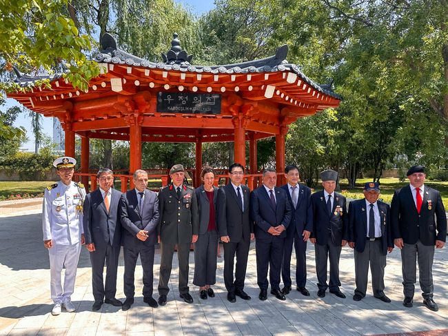 지난달 25일 <한국전쟁 74주년 추모행사>에 참석한 한-튀르키예 주요 인사들이 한국공원 내 전통 한국식 정자인 ‘우정의 집’ 앞에서 기념사진을 촬영하고 있다. 왼쪽부터 이심표 주 튀르키예 대한민국 국방무관, 홍범석 현대차 상무, 무스타파 카이막 앙카라 문화재보전위원회 이사, 아흐멧 쿠루마흐뭇 튀르키예군 4군단장, 조 콜슨 싱클래어 주 튀르키예 뉴질랜드 대사, 정연두 주 튀르키예 대한민국 대사, 파룩 쿄일뤼오을루 앙카라시 부시장, 김태규 국민권익위원회 부위원장, 베야짓 유묵 튀르키예 참전협회장, 오스만 귀뮈쉬 한국전쟁 참전용사, 함자 뒤르겐 튀르키예 퇴역부사관 대표.