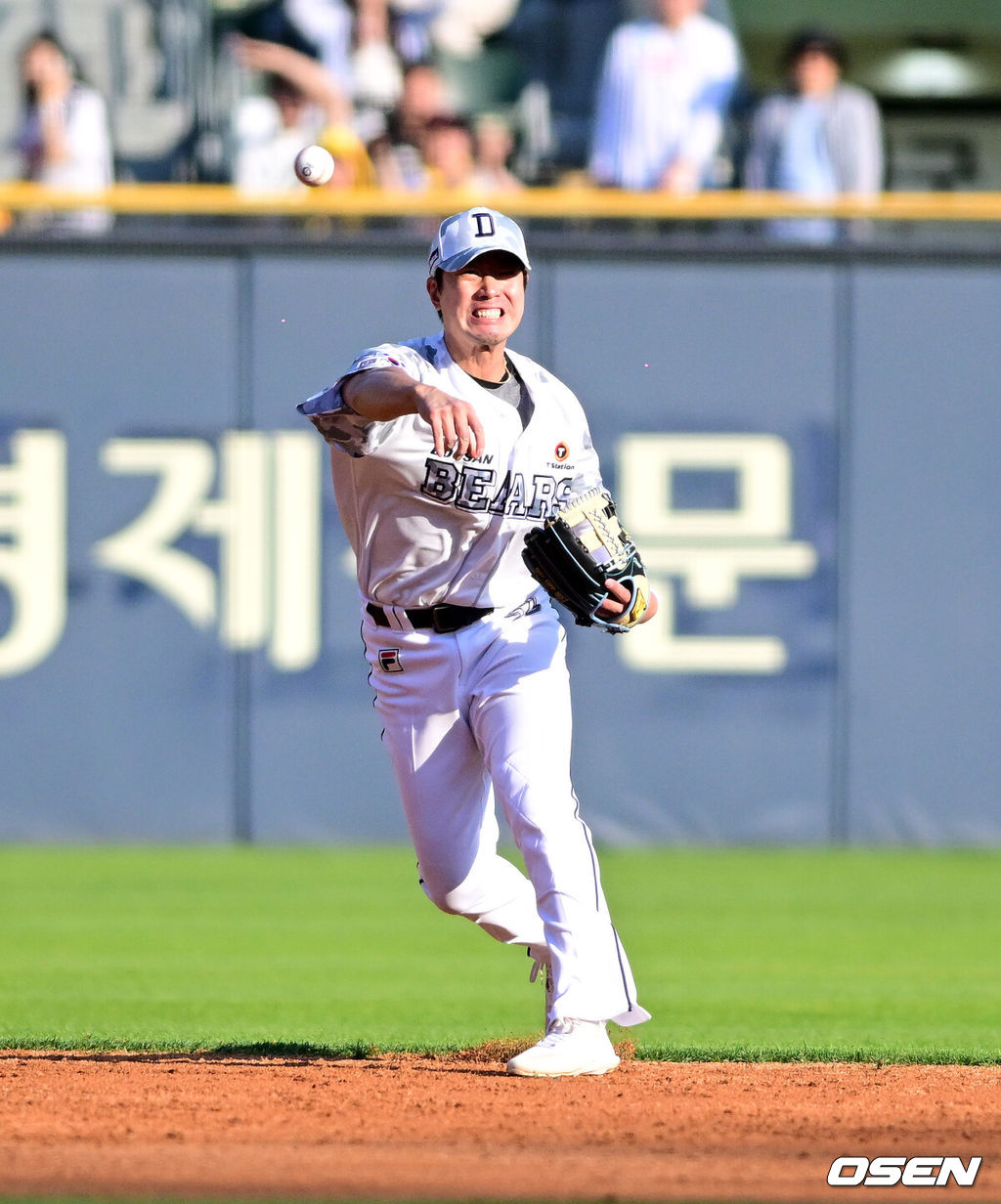 1일 오후 서울 잠실야구장에서 ‘2024 신한 SOL BANK KBO리그’ LG 트윈스와 두산 베어스의 경기가 열렸다.이날 두산은 알칸타라, LG는 켈리를 선발로 내세웠다.4회초 무사에서 두산 김재호가 LG 오스틴의 유격수 땅볼에 실책을 범하며 1루로 재빨리 송구하고 있다. 2024.06.01 /