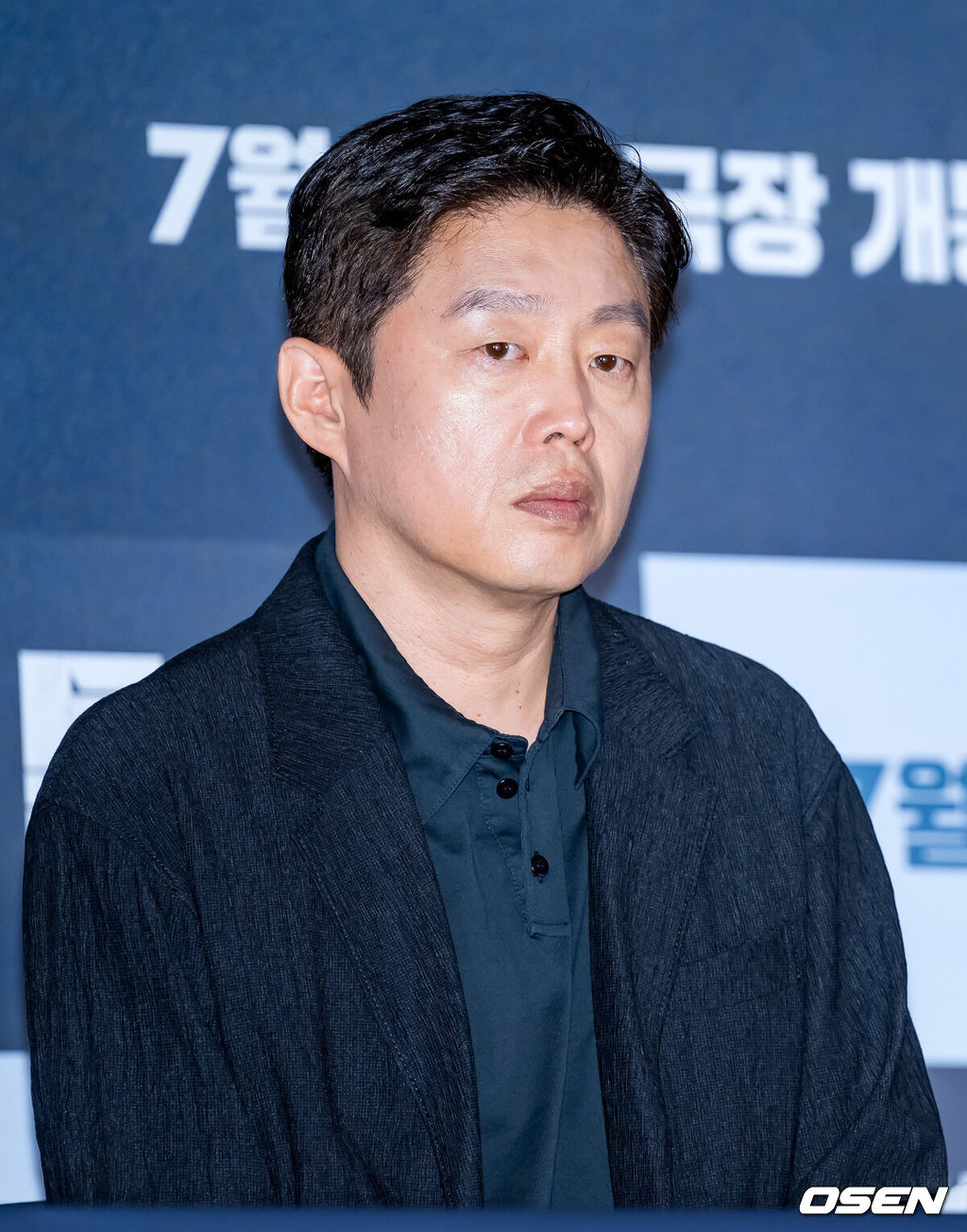 8일 오후 서울 용산 CGV에서 영화 '탈출: 프로젝트 사일런스' 언론시사회가 열렸다.‘탈출’는 출연 배우인 고(故) 이선균이 지난해 사망 후 개봉하는 유작이다. 이 영화는 짙은 안개 속 연쇄 추돌 사고가 일어나고, 붕괴 위기의 공항대교에 풀려난 통제불능의 군사용 실험견들로부터 살아남기 위해 극한의 사투를 벌이는 사람들의 이야기.배우 김희원이 기자간담회 중 생각에 잠겨있다. 2024.07.08 / rumi@osen.co.kr