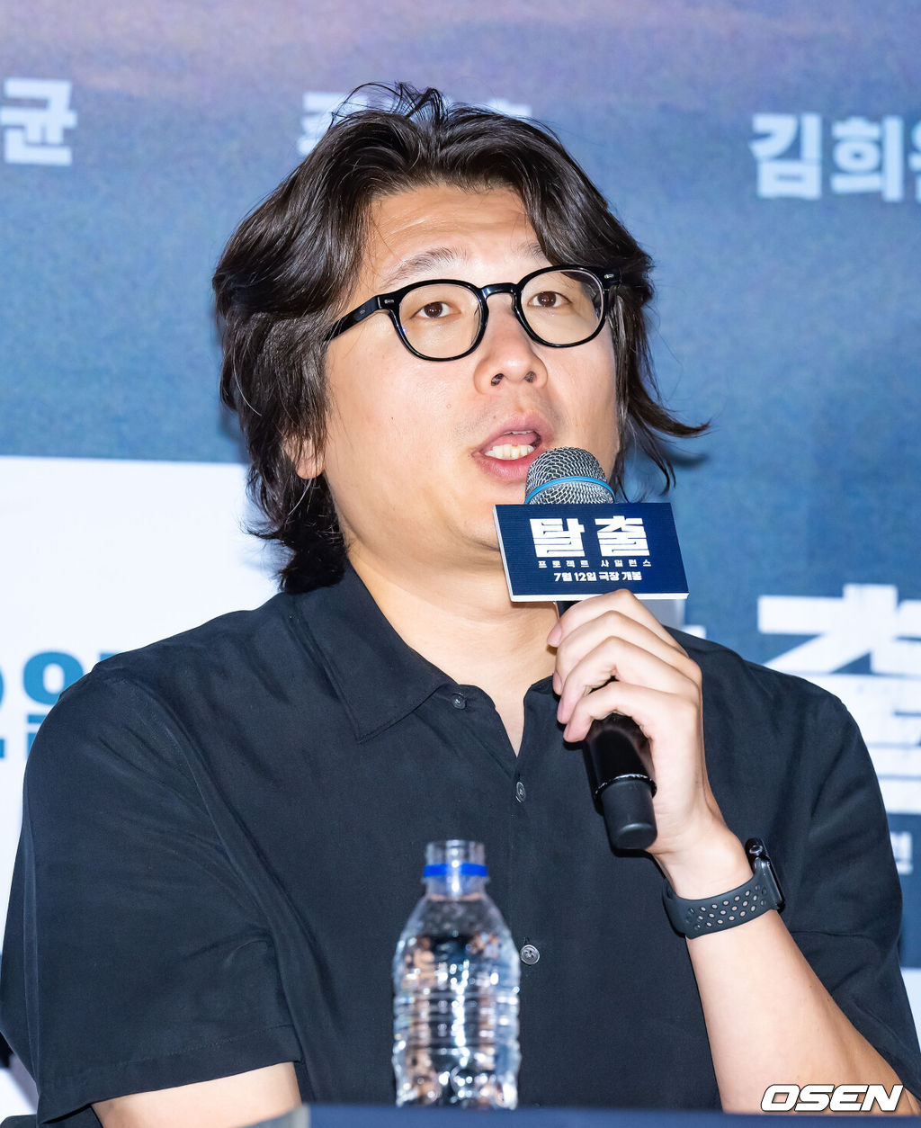 8일 오후 서울 용산 CGV에서 영화 '탈출: 프로젝트 사일런스' 언론시사회가 열렸다.‘탈출’는 출연 배우인 고(故) 이선균이 지난해 사망 후 개봉하는 유작이다. 이 영화는 짙은 안개 속 연쇄 추돌 사고가 일어나고, 붕괴 위기의 공항대교에 풀려난 통제불능의 군사용 실험견들로부터 살아남기 위해 극한의 사투를 벌이는 사람들의 이야기.김태곤 감독이 기자간담회에서 답변을 하고 있다. 2024.07.08 / rumi@osen.co.kr