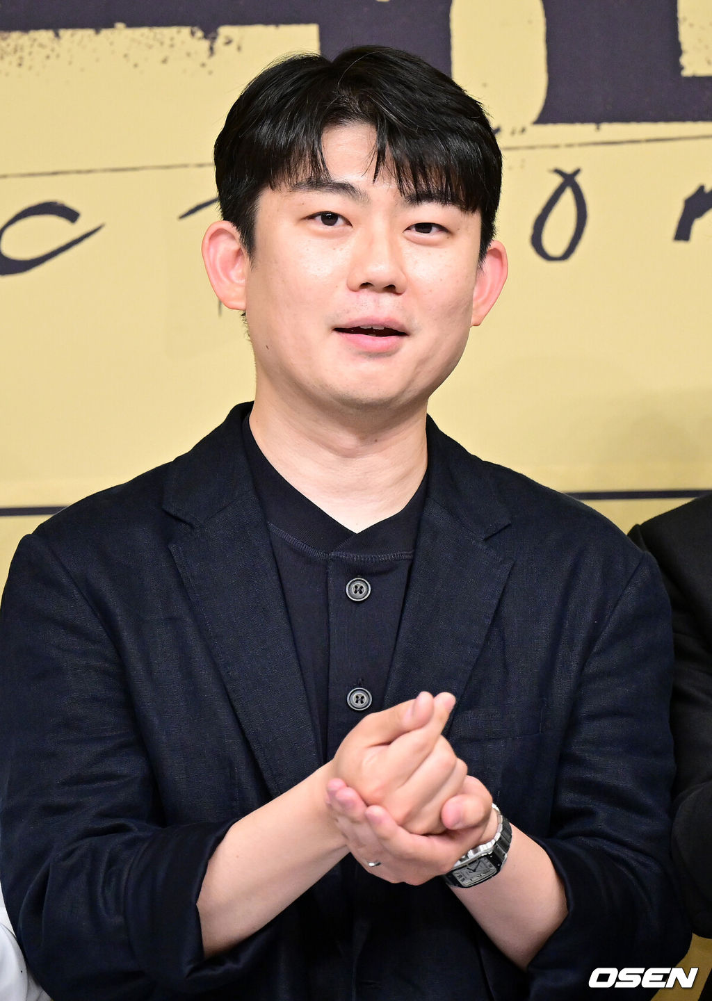 24일 오후 서울 목동 SBS에서 새 금토드라마 ‘커넥션’ 제작발표회가 열렸다.‘커넥션’은 누군가에 의해 마약에 강제로 중독된 마약팀 에이스 형사가 친구의 죽음을 단서로 20년간 이어진 변질된 우정, 그 커넥션의 전말을 밝혀내는 '중독 추적 서스펜스' 드라마다.김문교 감독이 제작발표회에 참석해 포토타임을 하고 있다. 2024.05.24 / dreamer@osen.co.kr