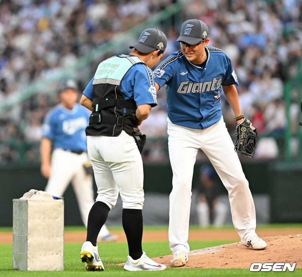 6일 오후 인천 SSG랜더스필드에서 ‘2024 신한 SOL BANK KBO리그’ 올스타전이 열린다.인천에서 프로야구 올스타전이 열리는 것은 2008년 이후 16년 만이다. 4회초 드림 올스타 황성빈이 배달원 분장을 하고 그라운드로 들어가고 있다. 2024.07.06 /sunday@osen.co.kr