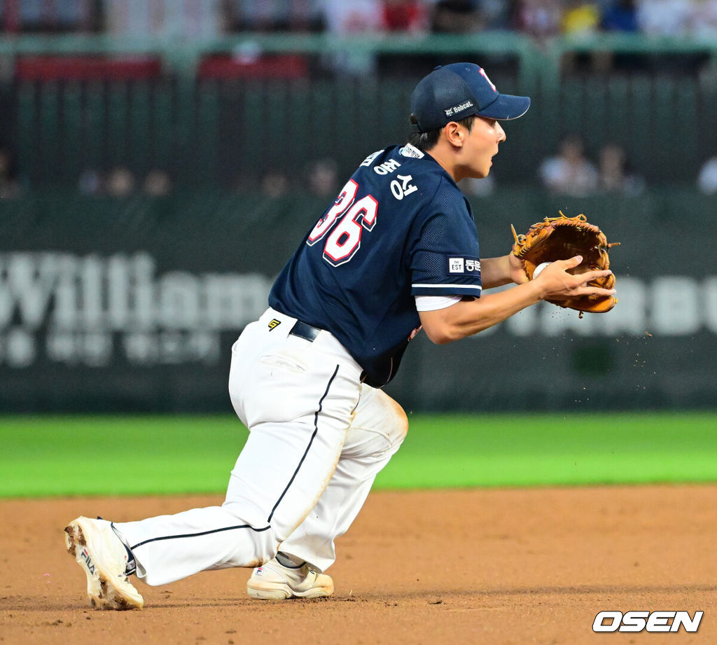 5일 오후 인천 미추홀구 SSG 랜더스필드에서 2024 신한 SOL BANK KBO리그 퓨처스올스타전 경기가 열렸다. 북부리그(한화 이글스·두산 베어스·LG 트윈스·SSG 랜더스·고양 히어로즈)는 이대진 한화 퓨처스 감독, 남부리그(상무·롯데 자이언츠·KIA 타이거즈·KT 위즈·NC 다이노스·삼성 라이온즈)는 박치왕 상무 감독이 이끈다.7회말 북부 올스타 두산 임종성이 호수비를 선보이고 있다. 2024.07.05 / jpnews@osen.co.kr