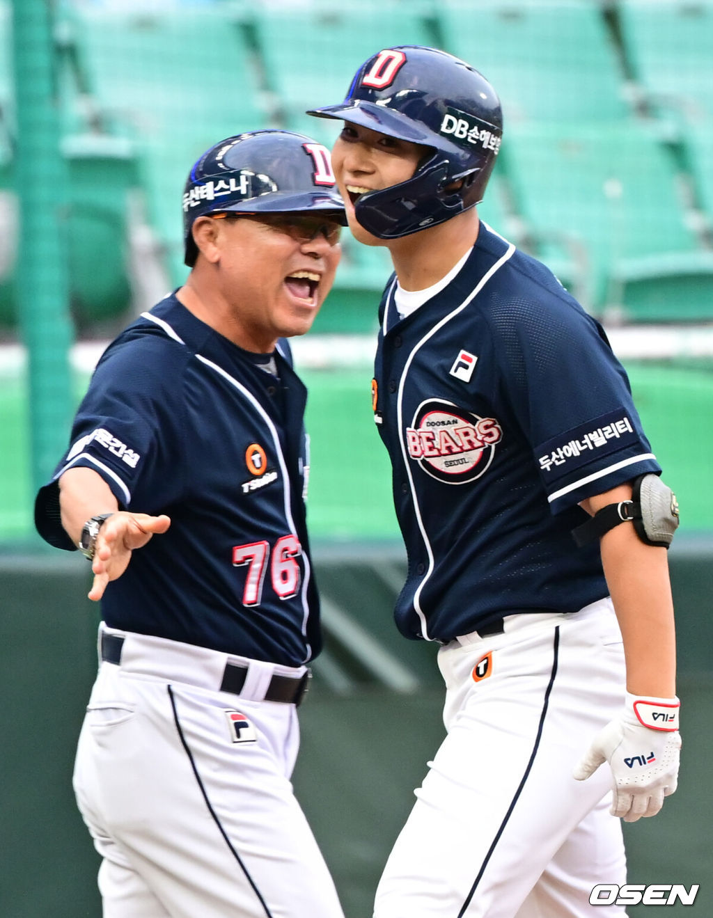 5일 오후 인천 미추홀구 SSG 랜더스 필드에서 ‘2024 신한 SOL BANK KBO리그 퓨처스올스타전 경기가 열렸다. 북부리그(한화 이글스·두산 베어스·LG 트윈스·SSG 랜더스·고양 히어로즈)는 이대진 한화 퓨처스 감독, 남부리그(상무·롯데 자이언츠·KIA 타이거즈·KT 위즈·NC 다이노스·삼성 라이온즈)는 박치왕 상무 감독이 이끈다.2회초 1사 북부 임종성이 선취 솔로 홈런을 날린 뒤 이정훈 코치와 기쁨을 나누고 있다.  2024.07.05 / ksl0919@osen.co.kr