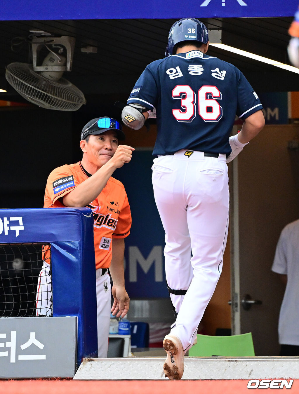 5일 오후 인천 미추홀구 SSG 랜더스필드에서 2024 신한 SOL BANK KBO리그 퓨처스올스타전 경기가 열렸다. 북부리그(한화 이글스·두산 베어스·LG 트윈스·SSG 랜더스·고양 히어로즈)는 이대진 한화 퓨처스 감독, 남부리그(상무·롯데 자이언츠·KIA 타이거즈·KT 위즈·NC 다이노스·삼성 라이온즈)는 박치왕 상무 감독이 이끈다.2회초 1사에서 북부리그 두산 임종성이 선제 좌월 솔로포를 날리고 한화 이대진 감독과 기뻐하고 있다. 2024.07.05 / jpnews@osen.co.kr