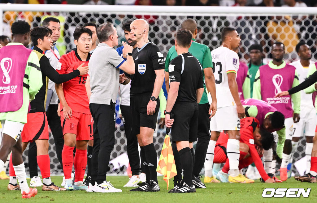        파울루 벤투 감독이 이끄는 축구대표팀은 28일(이하 한국시간) 카타르 알 라이얀의 에듀케이션 시티 스타디움에서 카타르 월드컵 H조 조별리그 2차전 가나와 맞대결을 펼쳐서 난타전 끝에 2-3으로 패했다.앞선 우루과이 상대로 0-0 무승부에 그친 한국은 잡아야 했던 가나 상대로 패배하면서 1무 1패로 조별리그 최하위로 떨어졌다. 한국은 3차전서 포르투갈과 맞붙는다.경기종료 후 파울루 벤투 감독이 테일러 주심에게 항의하고 있다  2022.11.28 /  soul1014@osen.co.kr